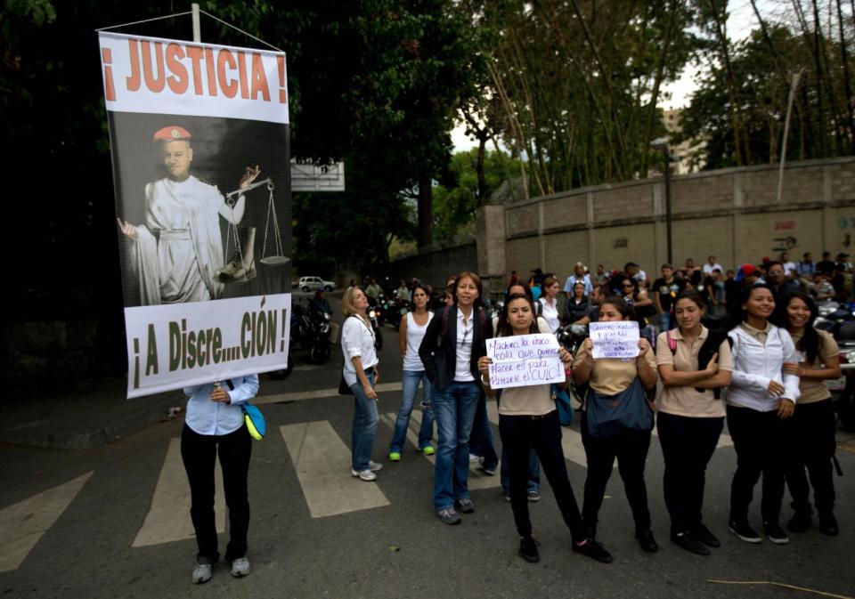 Manifestantes opositores reclaman la libertad del dirigente Leopoldo López en Caracas, Venezuela, el viernes 4 de abril de 2014. (AP Photo/Fernando Llano)