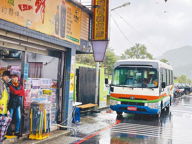 台鐵瑞芳至猴硐段停擺，不只影響民眾通行，更影響到當地商家的生計，整個貓村剩貓群喵喵叫，連一個旅客都沒有，下車的民眾都只為了搭乘轉乘客運離開，令店家擔心過不下去，希望盡快通車。（吳康瑋攝）