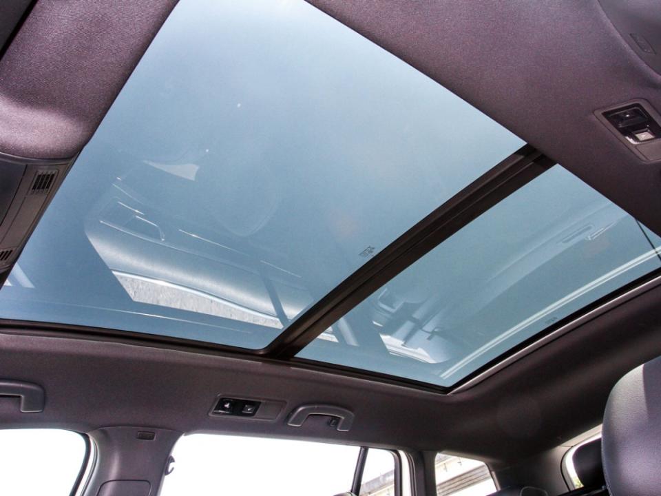 全景天窗亦是旅行車不容缺少的標準配備。