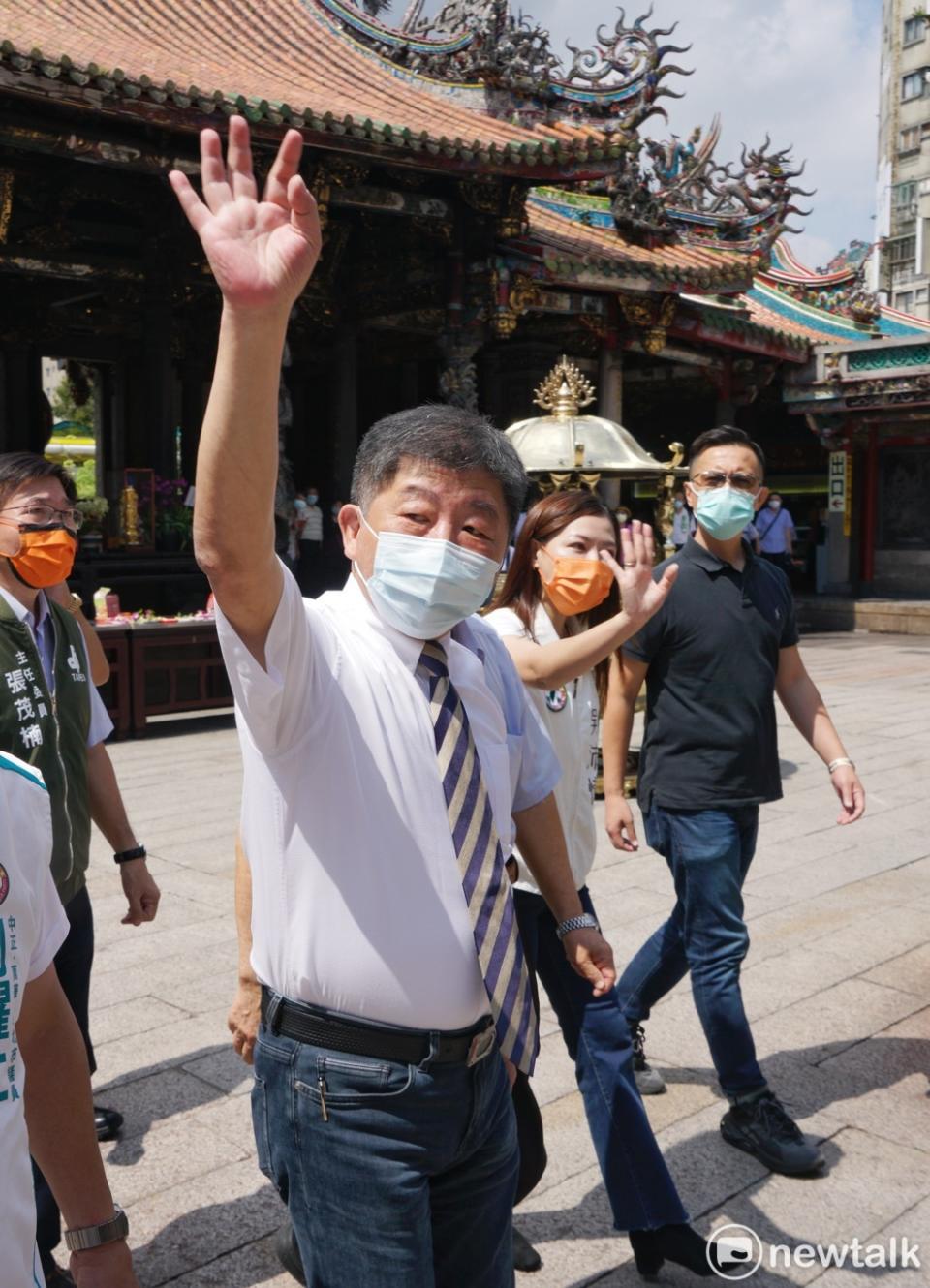 民進黨提名台北市長參選人陳時中到艋舺龍山寺參香。   圖：張良一/攝