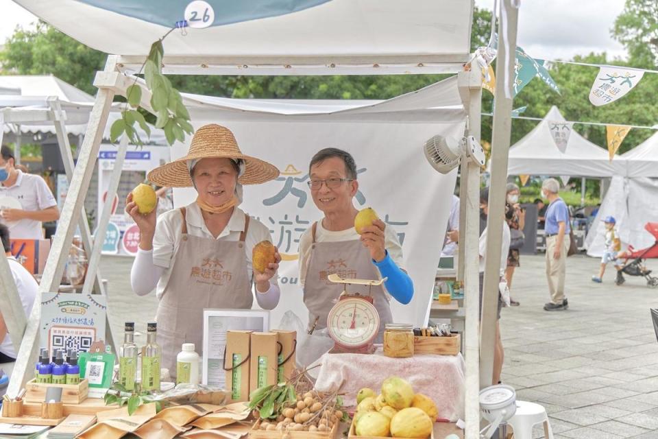 「順福天然農場」業者參加市集，展示令自家驕傲的農產品。（農遊超市提供）