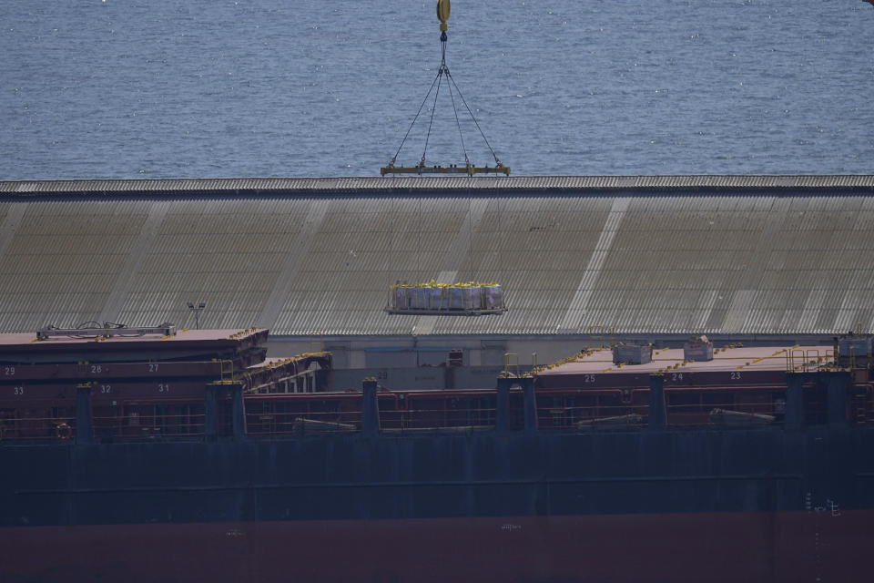 Una grúa carga ayuda alimentaria para Gaza en el portacontenedores Sagamore amarrado en Larnaca, Chipre, el miércoles 8 de mayo de 2024. (AP Foto/Petros Karadjias)