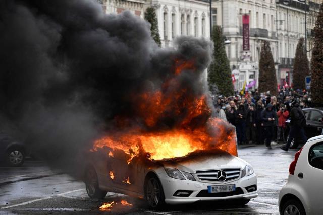 Pensions: demonstrators storm in LVMH headquarters in Paris