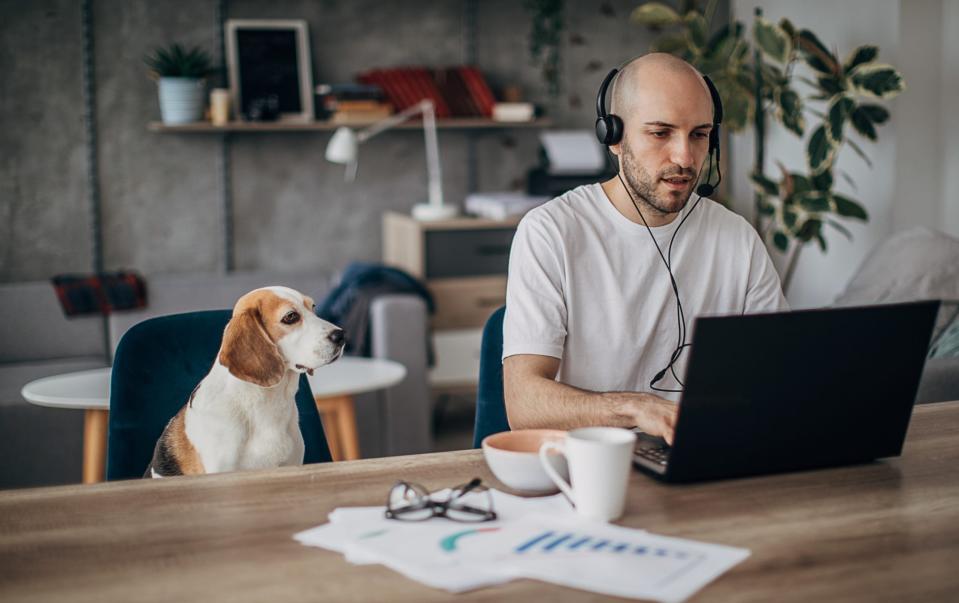 Früher undenkbar, heute Realität: Home Office ist für viele Arbeitnehmer nicht mehr wegzudenken, deshalb werben die Unternehmen in ihren Stellenanzeigen damit.  - Copyright: South_agency via Getty Images