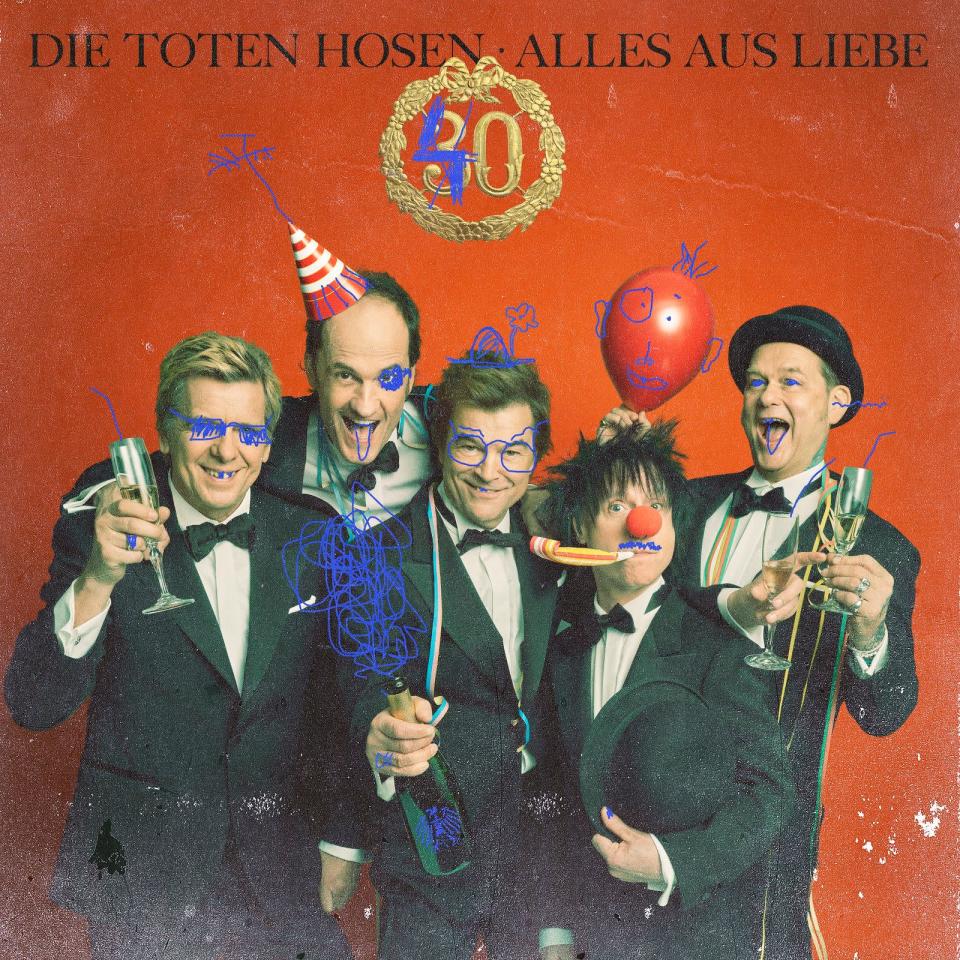 40 Jahre Die Toten Hosen, natürlich wird das gefeiert. Die brandneue Werkschau "Alles aus Liebe" ennthält insgesamt 43 Songs - darunter sieben ganz neue Kompositionen. Unter anderem ist auch die jüngst veröffentlichte Single "Scheiss Wessis" zu hören. (Bild: Jkp)