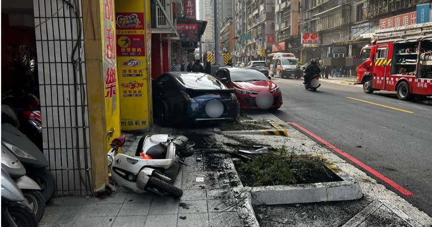 林男一如往常地開著愛車出門卻突然煞車失靈，導致他連人帶車的撞爛人行道。（圖／警方提供）