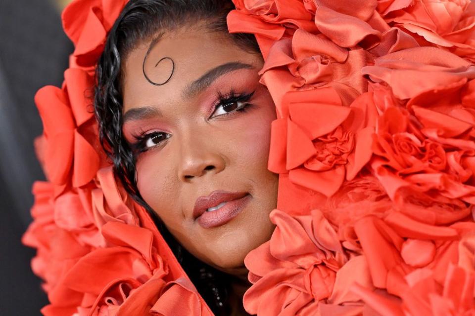 65th grammy awards 2023 lizzo charlotte tilbury pillow talk blush wand