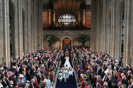 El duque de York acompaña a su hija, la princesa Eugenia, por el pasillo antes de su boda con Jack Brooksbank en la Capilla de San Jorge en el Castillo de Windsor, Windsor, Gran Bretaña, 12 de octubre de 2018. Danny Lawson / Pool a través de REUTERS