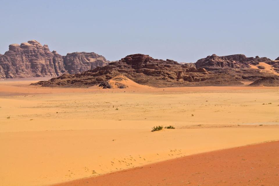 Mas por que esta terra no sul da Jordânia, lá no Oriente Médio, é a queridinha dos diretores de cinema quando o assunto é Marte? Bata o olho no terreno de 720km2 e você já vai entender. Vamos começar pela marca registrada de Marte: a cor. Wadi Rum tem o que se espera de um planeta apelidado de Vermelho. No deserto, um tapete de areia a perder de vista se estende numa imensidão de tons de vermelho e laranja que mudam ao ritmo dos raios de sol, como se a luz quisesse brincar com os nossos sentidos. Um arco-íris de poucas cores, mas infinitas tonalidades, contemplado até onde os olhos conseguem enxergar. (Imagem: Arquivo Pessoal/Alessandra Stefani)