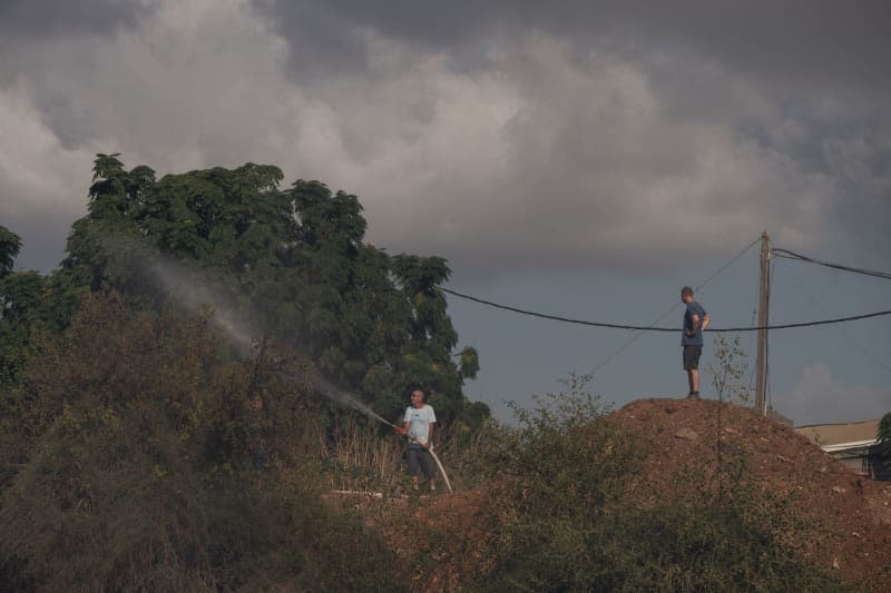 First responders fight the fire at the scene after a ballistic missile fired at Israel from Yemen was intercepted early on 15 September, the Israeli military said. The surface-to-surface missile came from the east and landed in an open area, the Israeli army reported. Earlier in the morning, warning sirens had sounded in the centre of the country. Ilia Yefimovich/dpa