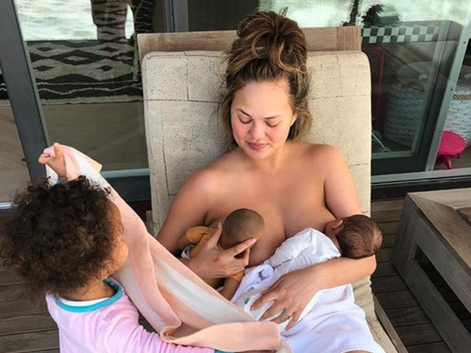 Chrissy Teigen gibt einen Einblick in ihr Mutter-Dasein. (Bild-Copyright: chrissyteigen/Instagram)