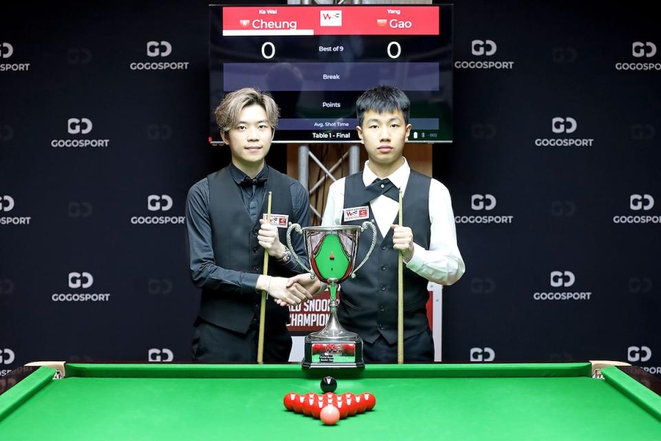 張家瑋（左）在決賽大勝中國球手高陽（右）（圖：WPBSA）