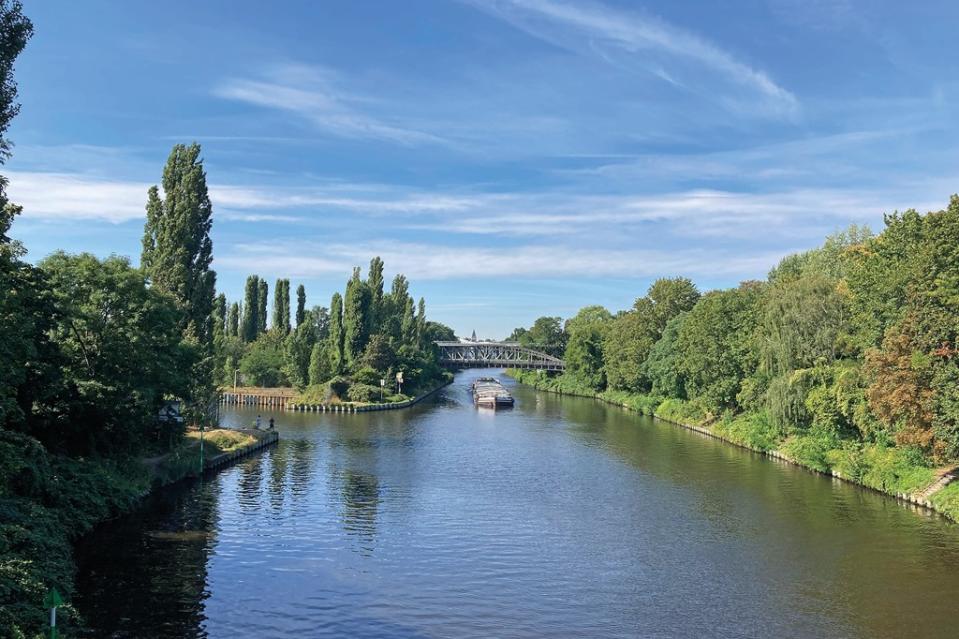 Langsam fährt der Frachtkahn auf dem Teltowkanal stadtauswärts – im Hintergrund der Mariendorfer Hafensteg.<span class="copyright">Dirk Teuber</span>