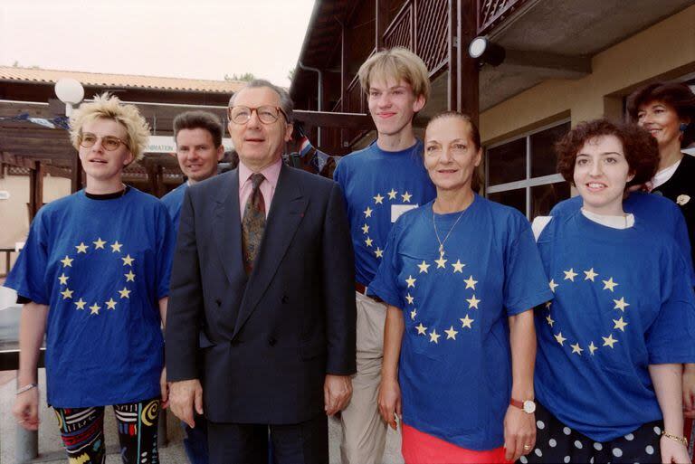 Delors en 1992, cuando era presidente de la Comisión Europea, junto a jóvenes que visten la camiseta de la Unión Europea (Photo by Olivier MORIN / AFP)