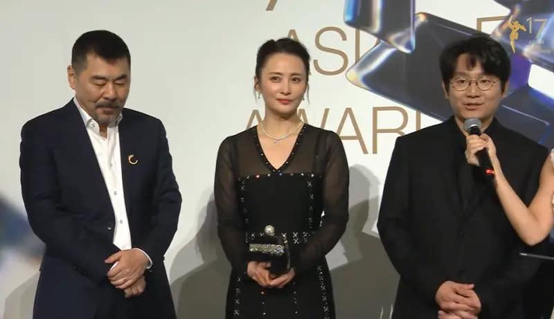 ▲蔣勤勤（中）抱走亞洲電影大獎最佳女主角。（圖／翻攝Asian Film Awards Academy YouTube）