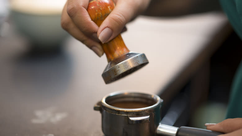 tamping espresso