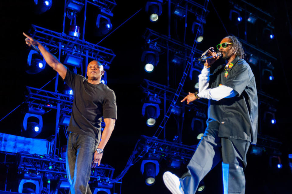 Dr Dre and Snoop Dogg rapping onstage