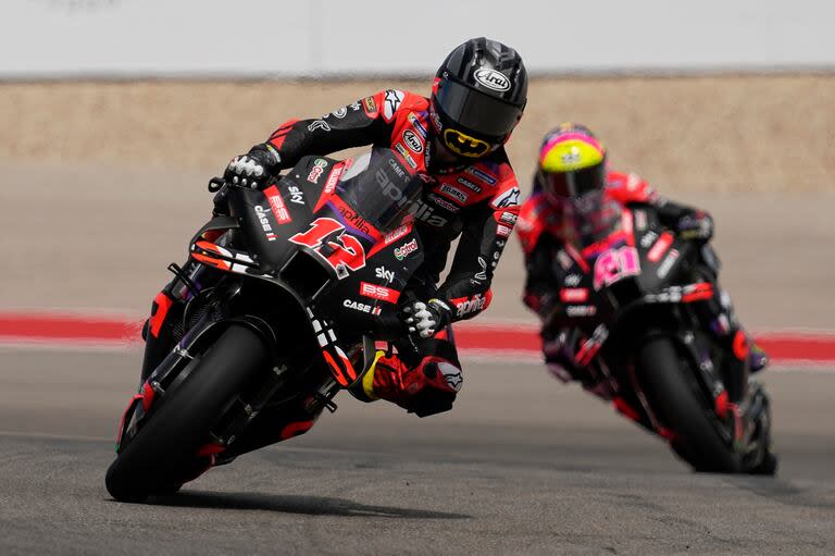 El logo de Batman en el casco de Maverick Viñales, que voló en el desierto texano: desde la pole retrocedió al undécimo puesto para encarar una épica remontada y sellar la victoria