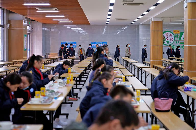 Un chef robot sirve comidas en escuelas chinas para bajar el riesgo de coronavirus