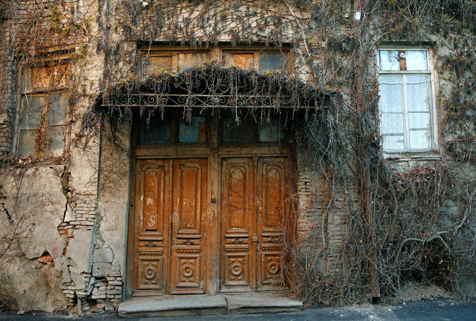 <p>A front door of an old house is seen in the old town, Tbilisi, Georgia, April 4, 2017. (Photo: David Mdzinarishvili/Reuters) </p>