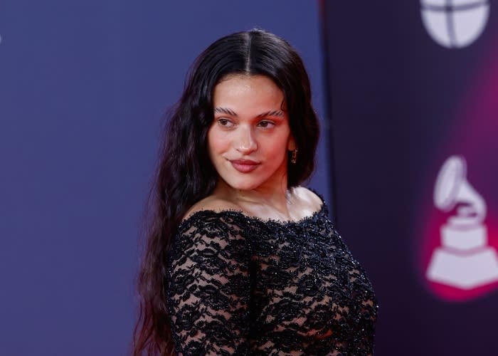 Rosalía en la alfombra roja de los Grammy Latinos