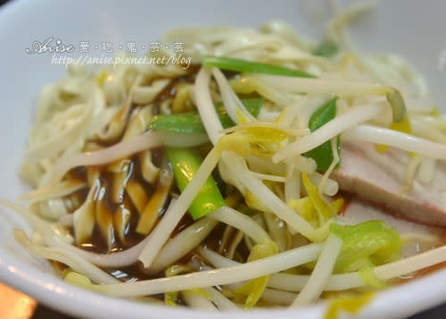 基隆夜市美食~天一香、米粉湯、碳烤蚵仔煎、排骨湯、泡泡冰、全家福酒釀湯圓、大世界傳統烤肉