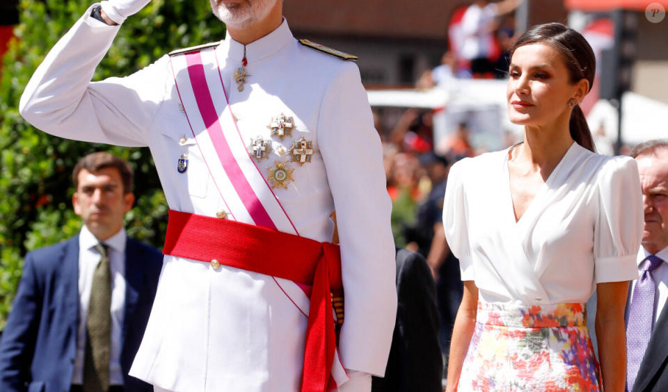 <p>Le roi Felipe VI et la reine Letizia se sont montrés complices ce samedi.</p>
<p>Le roi Felipe VI et la reine Letizia d'Espagne, président le défilé de la Journée des Forces armées à Grenade.</p> - © BestImage, Dana Press / Bestimage