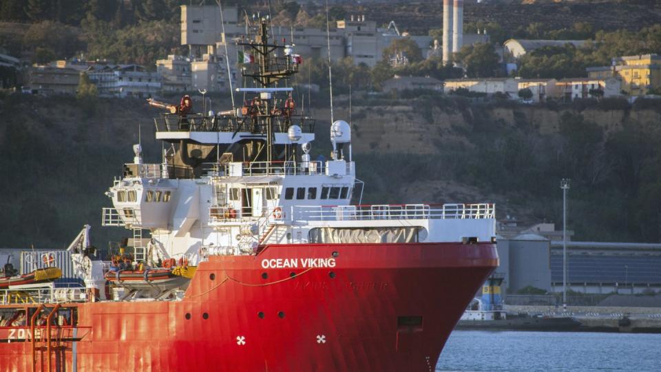 Das Rettungsschiff «Ocean Viking» liegt im Hafen von Porto Empedocle auf Sizilien vor Anker. Das Rettungsschiff der humanitären Gruppe SOS Mediterranee mit 180 Migranten, die tagelang an Bord gestrandet waren, hat endlich einen italienischen Hafen erreicht.