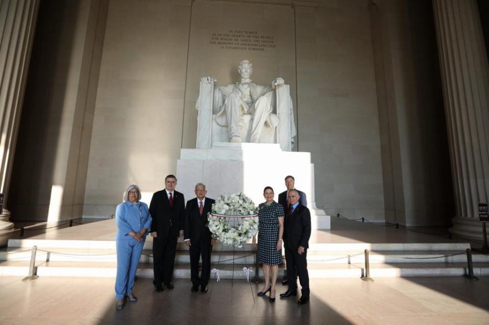 AMLO colocó una ofrenda floral en el monumento a Abraham Lincoln en Washington. (Foto publicada por el Secretario de Relaciones Exteriores de México, Marcelo Ebrard, en su cuenta de Twitter @m_ebrard)