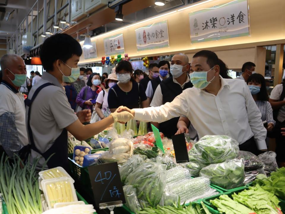 五股市場結合在地特色「綠竹筍」打造成為現代化市場。除提供現代化設備外，全日型營業模式讓在地居民不再需要跨區採買，下班後也可以買到新鮮食材、美食等。   圖：新北市市場處提供