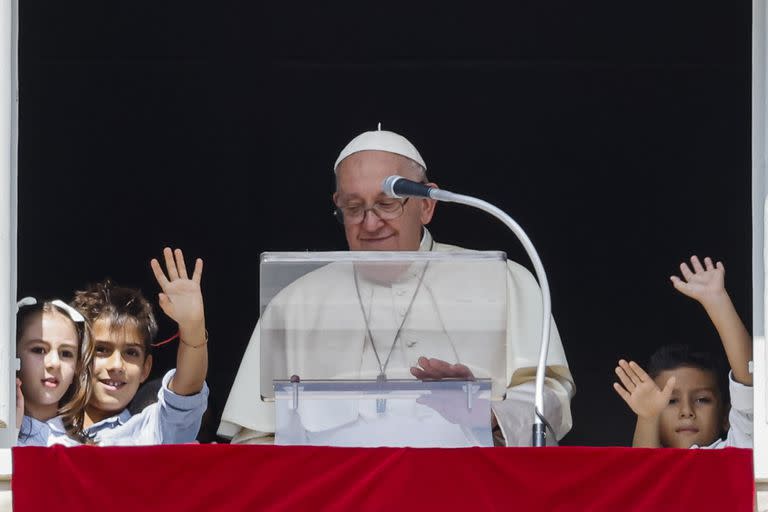 El Papa Francisco, acompañado de niños de los cinco continentes, en la tradicional bendición del mediodía del domingo en la Plaza de San Pedro del Vaticano, el domingo 1 de octubre de 2023.