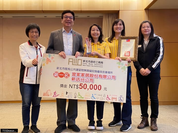 新北副市長劉和然（左二）表揚公共建築物無障礙設施優良改善評選第一名IKEA新店店獲獎金五萬元。（圖：新北工務局提供）