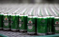 <p>La holandesa Heineken vendió 34,3 millones de hectolitros en 2017. Como curiosidad, desde el mes de agosto comercializa una cerveza con cannabis en estados en los que su consumo es legal, como California. (Foto: Paulo Whitaker / Reuters). </p>