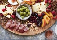 Les plateaux de fromage et charcuterie sont la solution idéale pour accompagner un apéro entre amis, ou à servir en guise d’amuse-bouche en attendant le dîner. Très faciles à réaliser, ils peuvent se composer avec plus ou moins tout ce qui se trouve dans vos placards à condition de respecter la règle d’or : une dégustation avec les doigts !Que mettre sur son plateau de fromage et charcuterie ? Pour un plateau digne de ce nom, inutile de préciser que les ingrédients essentiels sont bien sûr le fromage et la charcuterie. Plus les variétés sont nombreuses, plus votre plateau sera beau et impressionnant. Ensuite, on agrémente le tout d’aliments au choix, dont les classiques de l’apéritif : fruits secs, olives, bretzels et/ou chips. On peut également ajouter des fruits de saison comme le melon qui se marie parfaitement avec la charcuterie espagnole, ou encore la pomme qui va de pair avec de nombreux fromages. Pour un plateau plus consistant, on y ajoute des légumes crus, coupés en bâtonnets, et donc plus faciles à déguster. Pour accompagner ces derniers, là encore les choix sont nombreux : houmous, labneh, mayonnaise maison, tapenade ou même guacamole. A vous de choisir !Comment disposer les ingrédients ?Vous l’aurez compris, c’est la disposition des différents éléments qui fait la réelle différence. Une fois les ingrédients regroupés, on commence par placer les sauces dans des petits bols ou ramequins, si vous souhaitez que ces dernières fassent partie intégrante du plateau final. On essaye de les placer les plus espacées possible afin qu’elles soient accessibles par tous. Ensuite, on dispose l’ensemble des fromages et charcuteries sélectionnés, en essayant d’alterner selon la couleur des aliments, avant d’ajouter les fruits et/ou légumes. Pour finir, il ne reste plus qu’à combler les trous à l’aide de fruits secs ou bretzels. C’est officiel : vous êtes désormais un·e expert·e des plateaux de fromage et charcuterie. N’hésitez pas à personnaliser dans les moindres détails votre plateau pour encore plus de plaisir à la dégustation. Et pour ne plus jamais manquer d’inspiration, voici 10 plateaux qui ont tout bon !