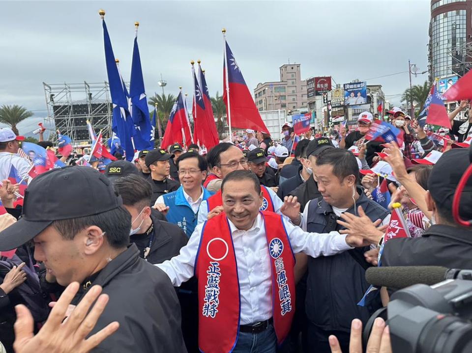 國民黨總統參選人侯友宜（中）與黨籍花蓮立委參選人傅崐萁聯合競選總部今正式成立，侯友宜步入會場時，被大批支持者爭先搶著握手，現場一度被擠爆。（羅亦晽攝）