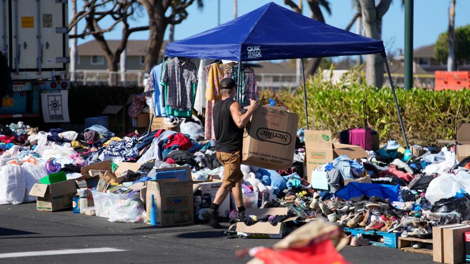2023年8月13日，夏威夷茂宜島野火後，捐贈的衣物聚集在收容所附近停車場。目前已不需要捐贈衣物。美聯社