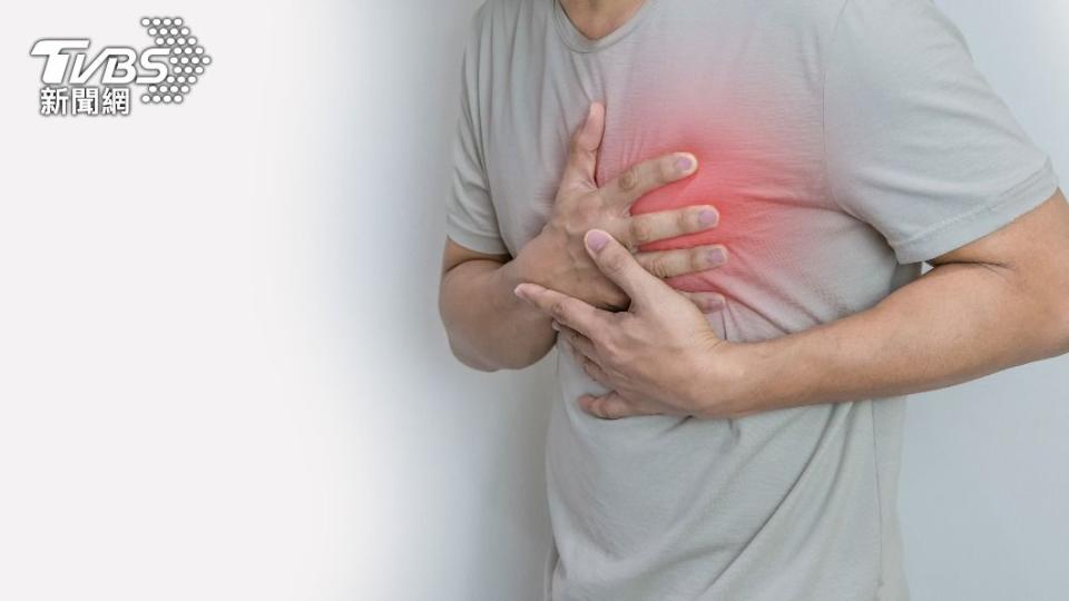 心肌炎症狀可能為呼吸困難、胸口疼痛、運動能力降低、心律不整等。（示意圖／shutterstock達志影像）
