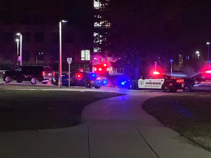 La policía y los vehículos de emergencia se sientan en el campus de la Universidad Estatal de Michigan mientras la policía busca a un tirador activo el lunes 13 de febrero de 2023.