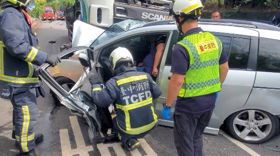 聯結車追撞4輛自小客車，造成5人受傷。（圖／東森新聞）