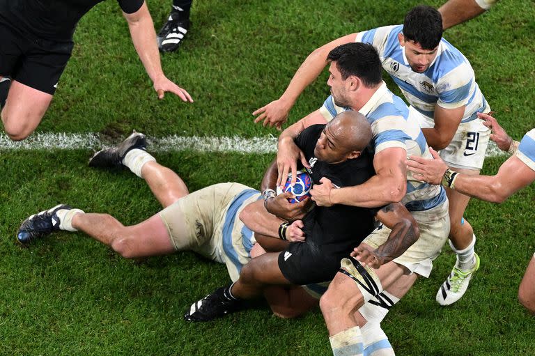 Una madeja de forcejeos entre Mark Telea, Guido Petti Pagadizábal, Lautaro Bazán Vélez y otros jugadores en Nueva Zelanda 44 vs. Argentina 6; Francia 2023 ha sido extremadamente físico.