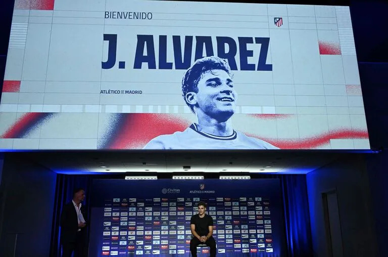 "Bienvenido Julián Álvarez", reza la pantalla gigante durante la presentación del nuevo delantero de Atlético de Madrid - Créditos: @JAVIER SORIANO