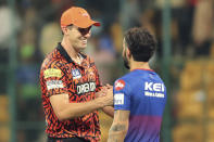 Sunrisers Hyderabad's Pat Cummins shakes hands with Royal Challengers Bengaluru's Virat Kohli after the Indian Premier League cricket match between Royal Challengers Bangaluru and Sunrisers Hyderabad in Bengaluru, India, Monday, April 15, 2024. (AP Photo/Kashif Masood)