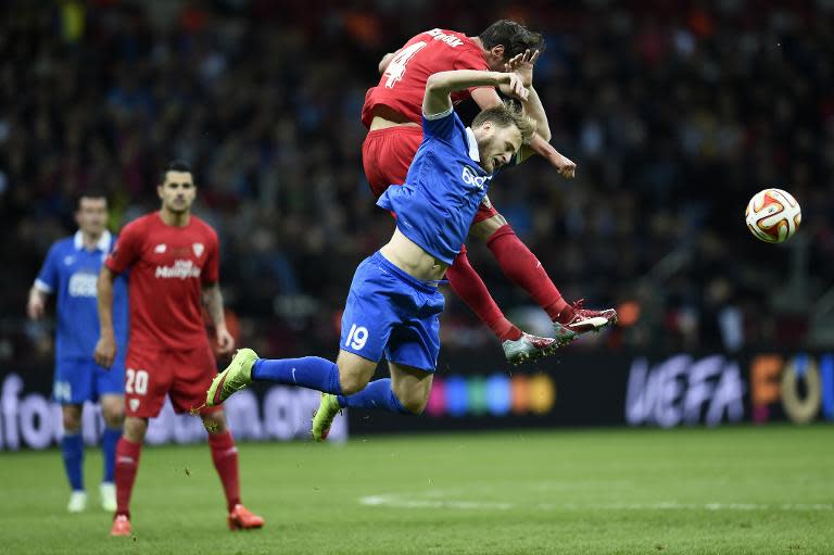 Dnipro's midfielder Roman Bezus and Sevilla's Polish midfielder Grzegorz Krychowiak (R) vie for the ball during the UEFA Europa League final football match in Warsaw, Poland on May 27, 2015