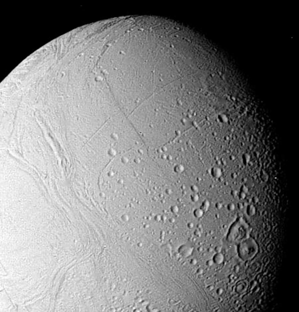 Una de las primeras aproximaciones humanas a Encelado: la superficie vista por la nave Voyager 2 en 1981. Las fracturas tectónicas y las regiones sin cráteres ya sugerían que Encelado era activo geológicamente.