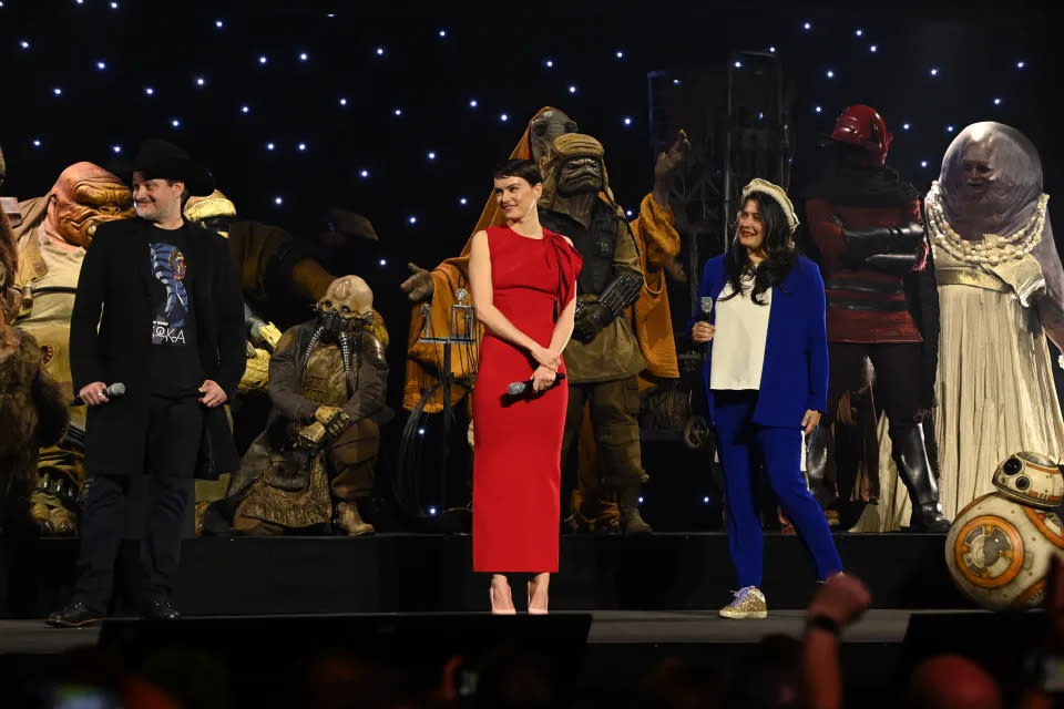 Dave Filoni, Daisy Ridley und Sharmeen Obaid-Chinoy auf der Bühne während des Studio-Panels auf der Star Wars Celebration 2023. (Kate Green/Getty Images für Disney)