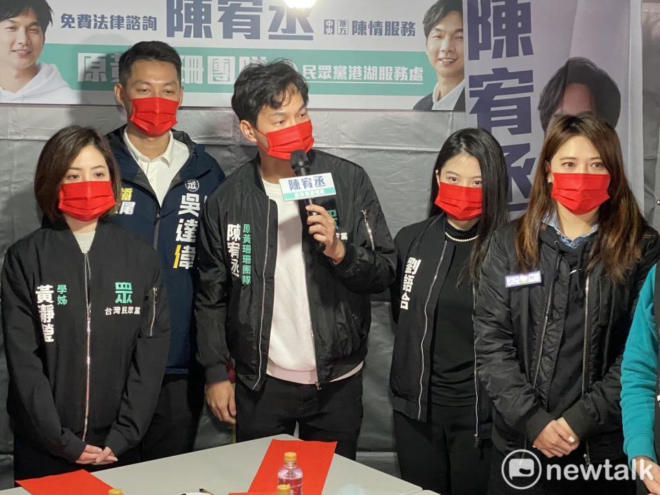 民眾黨台北市士林北投區議員參選人黃瀞瑩（左起）、新北市板橋區議員參選人吳達偉、台北市內湖南港區議員參選人陳宥丞、民眾黨中央黨部組織發展部副主任劉語合、台北市士林北投區議員參選人陳思宇。   圖：周煊惠 / 攝