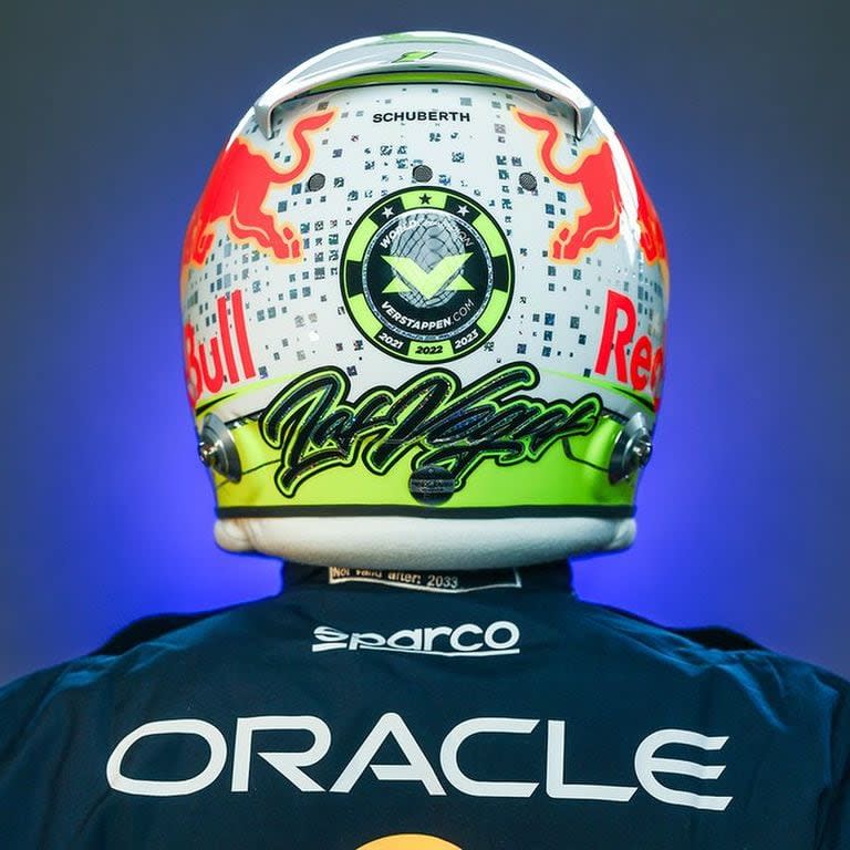 El diseño singular del casco que utilizará el tricampeón Max Verstappen en el Gran Premio de Las Vegas: sobre una ficha de póquer, los años de los títulos del Mundial de Pilotos del neerlandés 
