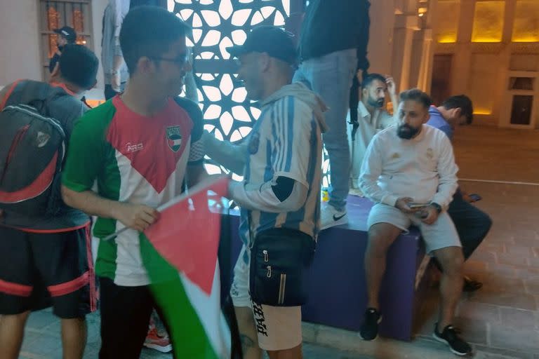 Un argentino aborda a Ayman para intercambiar camisetas; el joven palestino que vive en Qatar y acompaña a Marruecos en la Copa del Mundo