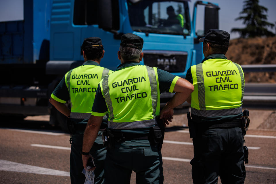 Agentes de la Guardia Civil de Tráfico en un control. (Foto: Alejandro Martinez Velez / Europa Press / Getty Images).