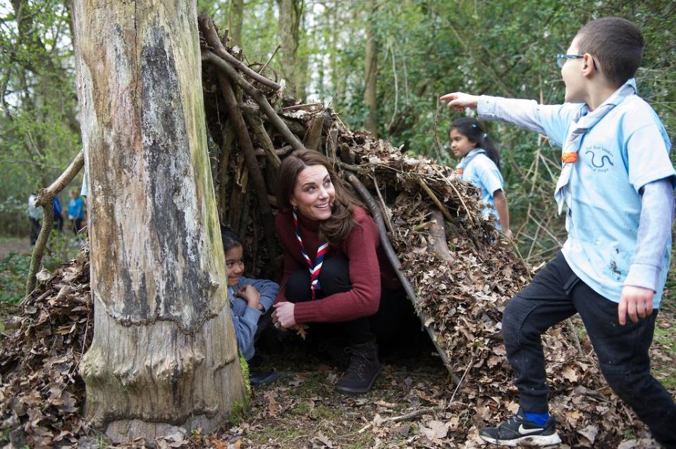 La princesa de Gales, jugando con niños en un campamento en marzo de 2019